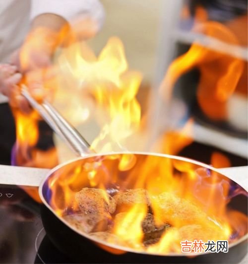油锅起火正确的处理方法是什么,油锅起火应该使用什么方法扑灭