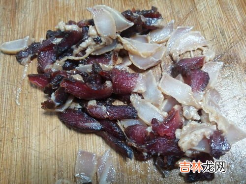 腊肉长蛆用白酒洗一下还会长虫吗,腊肉上长蛆虫怎么办,还能吃吗