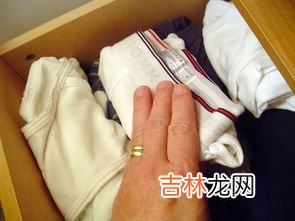 内衣带子怎么隐藏妙招,平常穿百褶裙时,内衣肩带如何隐藏?