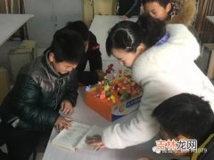 爸爸 留守儿童家庭是典型的什么家庭,从小是妈妈抚养长大的孩子是单亲家庭。 那从小是爷爷