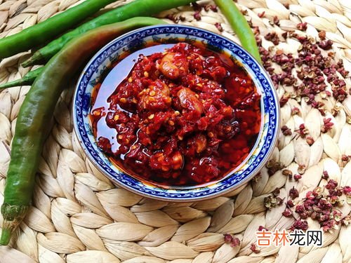 红油豆瓣酱和郫县豆瓣酱的区别,同样是豆瓣的红油豆瓣与郫县豆瓣,有哪些区别呢?