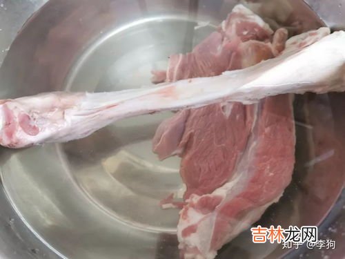 生肉可以用凉水泡着吗,生猪羊肉类在凉水里泡上一夜好吗？