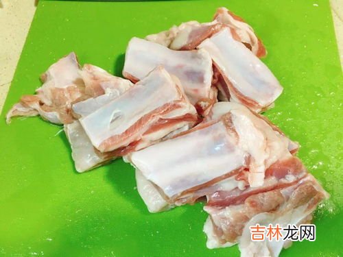 生肉可以用凉水泡着吗,生猪羊肉类在凉水里泡上一夜好吗？