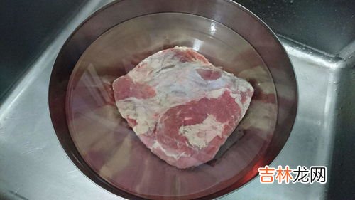 如何泡出肉里面的血水,煮猪肉时里边有血沫怎么弄