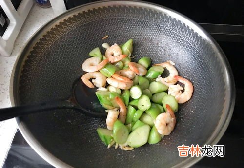 香菇和丝瓜可以一起吃吗,丝瓜和鸡腿菇一起吃吗