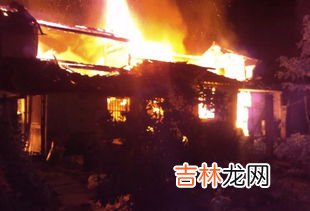 身上衣服前后都着火时可采取什么方式灭火,衣服着火了正确的灭火方法是