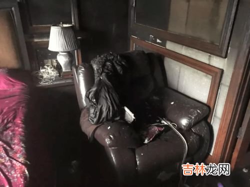 身上衣服前后都着火时可采取什么方式灭火,衣服着火了正确的灭火方法是