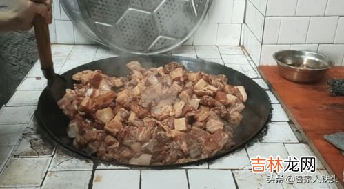 装了生肉的碗洗洗接着装熟食可以吗,切生肉的菜板用盐擦洗后可以切熟菜吗