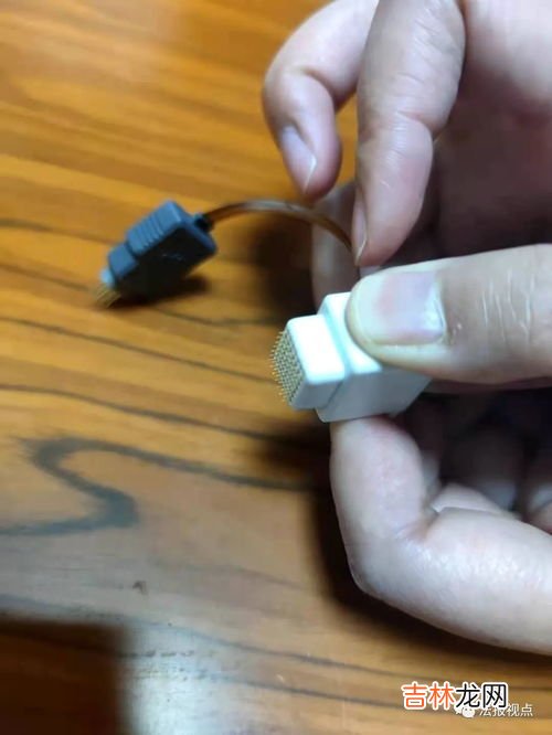 女子在门缝发现针头,江西女子在卫生巾中发现针头，这针头是怎么进去的？