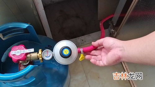 煤气灶按钮一放就灭掉怎么回事,燃气灶一放开关就熄火怎么办