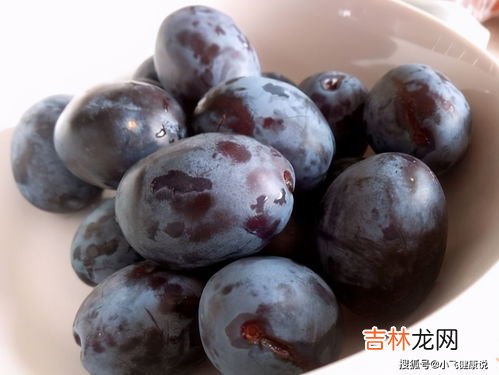 西梅不能与什么一起吃,西梅不能和什么一起吃 这几类食物最好不要一起吃!