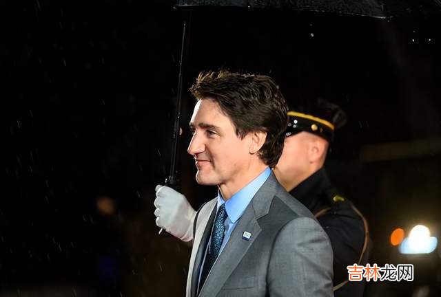 黑白配 APEC晚宴太太团比拼！越南夫人蓝色奥黛惊艳，韩国夫人黑白配超嫩