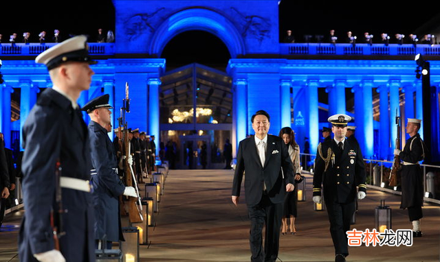 黑白配 APEC晚宴太太团比拼！越南夫人蓝色奥黛惊艳，韩国夫人黑白配超嫩