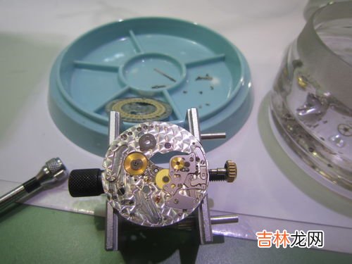机械手表摔了一下不走了怎么回事,手表摔了不走了怎么办?