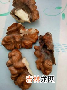 杨梅发霉长毛可以吃吗,买回来的杨梅放了一夜，个别几个长了白毛没长毛的还能吃吗？