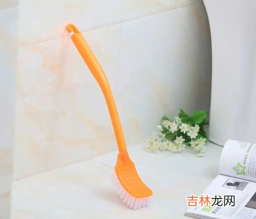 马桶刷掉进马桶怎么办在内部很深,刷子掉进马桶里堵了怎么办