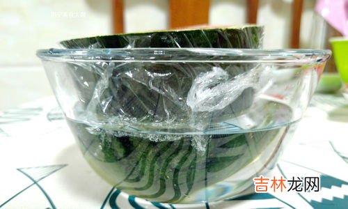 冰箱里隔夜西瓜可以吃吗,放冰箱的西瓜隔夜能吃吗