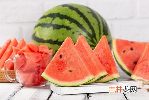 冰箱里隔夜西瓜可以吃吗,放冰箱的西瓜隔夜能吃吗