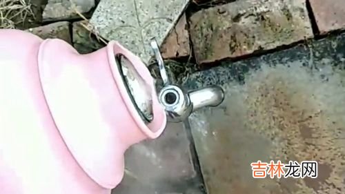机械表能带着洗热水澡吗,洗澡或者游泳的时候可以戴着手表吗？
