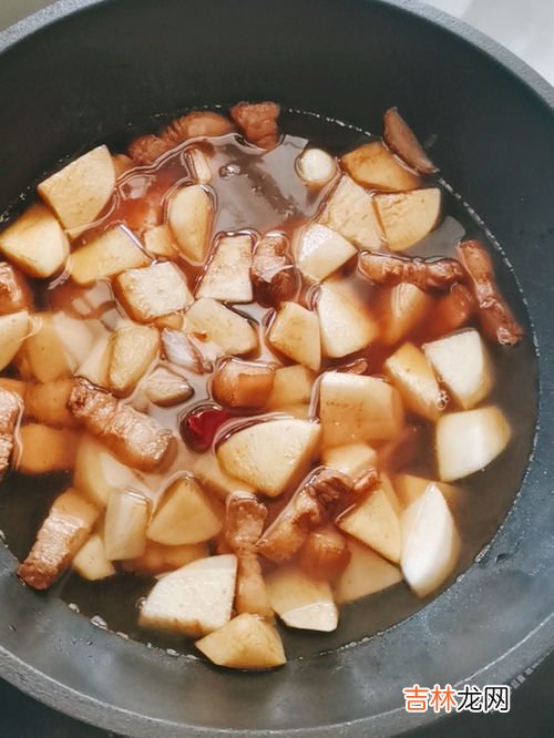 萝卜块烧肉窍门,萝卜烧肉怎样做，水嫩水嫩的，实惠又美味呢？