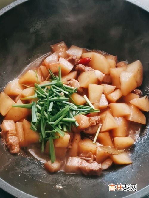 萝卜块烧肉窍门,萝卜烧肉怎样做，水嫩水嫩的，实惠又美味呢？