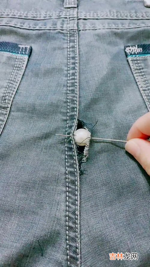 裤子破了怎么缝看不出来,刚买的新裤子破了一个小洞，怎么缝才看不出来？