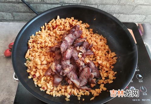 萝卜腊肠米饭怎么做,香肠胡萝卜焖饭的做法