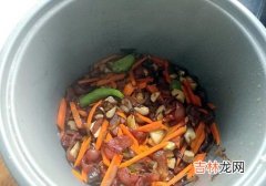 萝卜腊肠米饭怎么做,香肠胡萝卜焖饭的做法