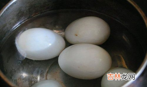 咸鸭蛋有黑斑点能吃吗,咸鸭蛋表皮发霉还能吃吗