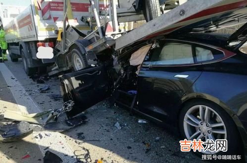 特斯拉频频失控真正原因是什么,特斯拉ModelY被曝突然失控加速撞墙，为何该类型的车屡屡出现问题？