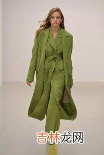 绿色大衣里面穿什么好,绿色大衣配什么内搭
