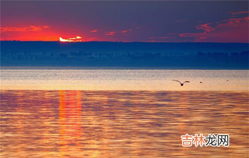 落霞与孤鹜齐飞秋水长天一色意思,落霞与孤鹜齐飞秋水共长天一色是啥意思 落霞与孤鹜齐飞秋水共长天一色释义