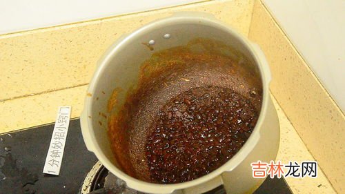 高压锅烧糊了里面黑的怎么去掉,高压锅煮米饭煮焦了锅底黑黑的怎么洗的掉