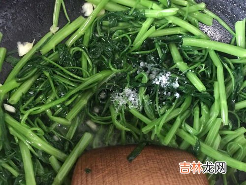 空心菜要焯水要不要过冷水,怎么让焯水空心菜不变色呢?