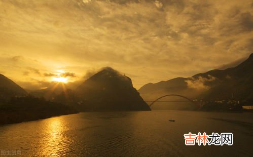 为什么长江黄河都是自西向东流向大海,为什么长江黄河的水都是自西向东流向大海说说哪里的景观给你留下了深刻的印象?