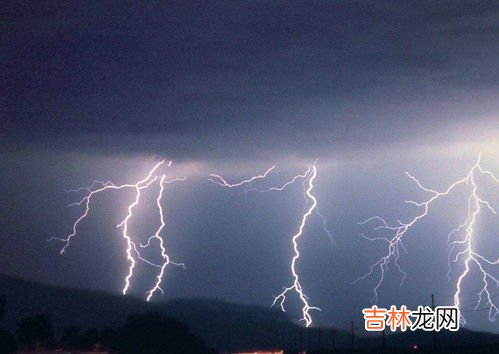 澳大利亚雷暴天气致瀑布倒流的原因,史上最大超级雷暴 雷暴所到之处寸草不生澳大利亚