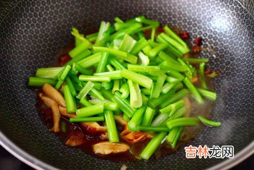 芹菜香菇可以一起吃吗,芹菜能和香菇一起炒嘛