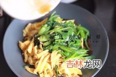 虾皮可以和黄瓜一起吃吗,角瓜+黄瓜鸡蛋馅能放虾皮吗？