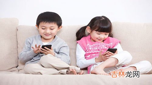 老人沉迷玩手机怎么办,爸妈学会玩手机,比年轻人还沉迷,遇到这种情况该咋办?