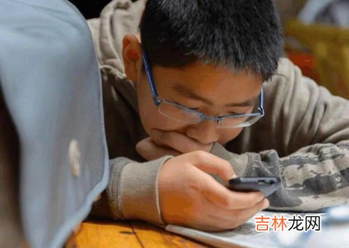 老人沉迷玩手机怎么办,爸妈学会玩手机，比年轻人还沉迷，遇到这种情况该咋办？