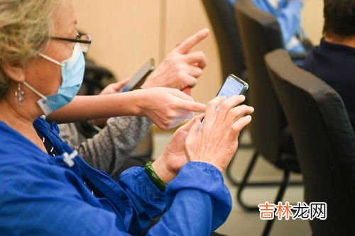 老人沉迷玩手机怎么办,爸妈学会玩手机,比年轻人还沉迷,遇到这种情况该咋办?