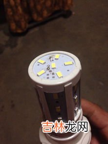 灯泡没坏但是一闪一闪,灯管打开后一闪一闪的,但灯管没坏,该怎么修?
