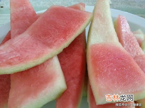 泡水西瓜可以吃吗,没切开的西瓜可以放在水里存放一个晚上吗?