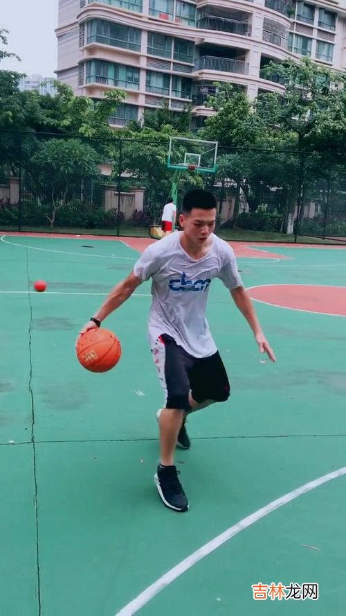 篮球原地运球动作是什么,篮球基本运球动作教学