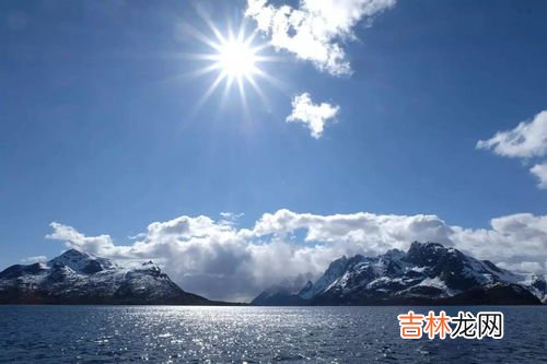 为什么在北极太阳起码在大半年不下落,为什么北极的夏天太阳总不落山?