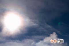 为什么在北极太阳起码在大半年不下落,为什么北极的夏天太阳总不落山？