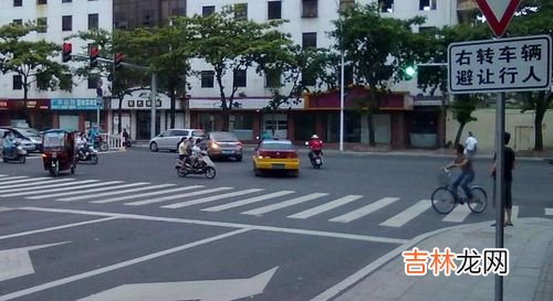 右转辅道要等红灯吗,有右转专用道要等红灯吗