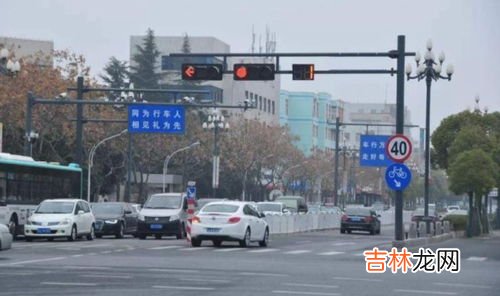 右转辅道要等红灯吗,有右转专用道要等红灯吗