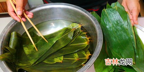 粽叶怎么处理才不会粘米,粽子为什么会粘在叶子上 如何让粽子不粘粽叶