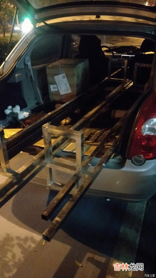 火车行李架是先到先得吗,第一次坐火车，买的是无座的票那我的行李要放在哪儿，能放在我身边吗？谢谢